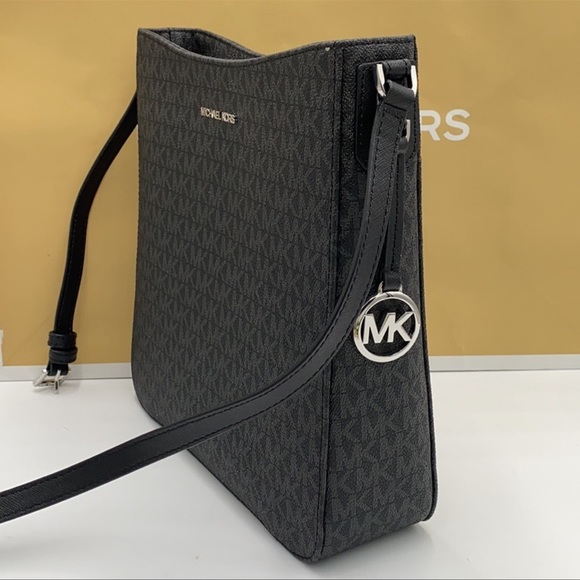 MICHAEL KORS LARGE MESSENGER BLACK SIGNATURE - Picture 9 of 16